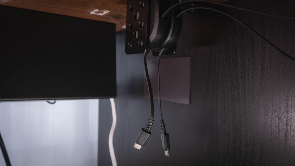デスク下に充電器_07