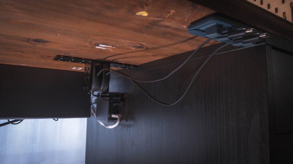 デスク下に充電器_11
