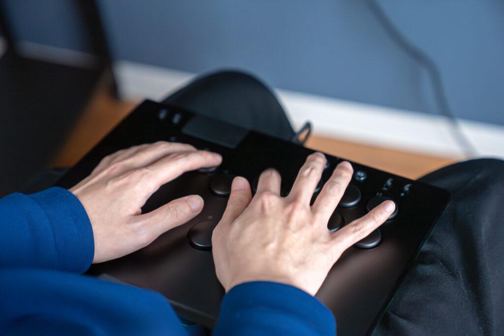 Razer-Kitsune_use-image3