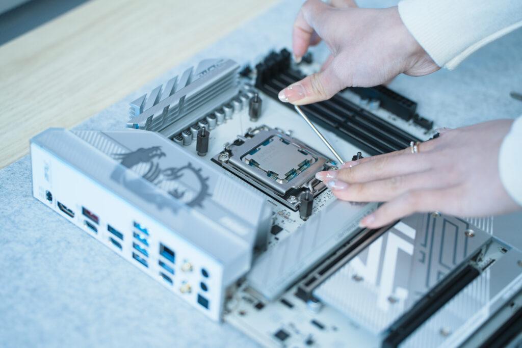 MSI-White-PC-build-with-NekotaAshu_CPU-connecting