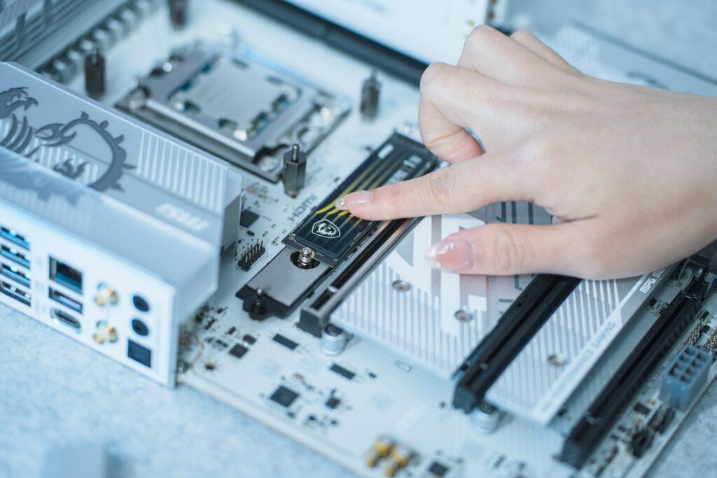 MSI-White-PC-build-with-NekotaAshu_SSD-connecting