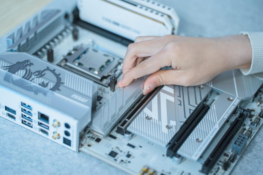MSI-White-PC-build-with-NekotaAshu_SSD-connecting2