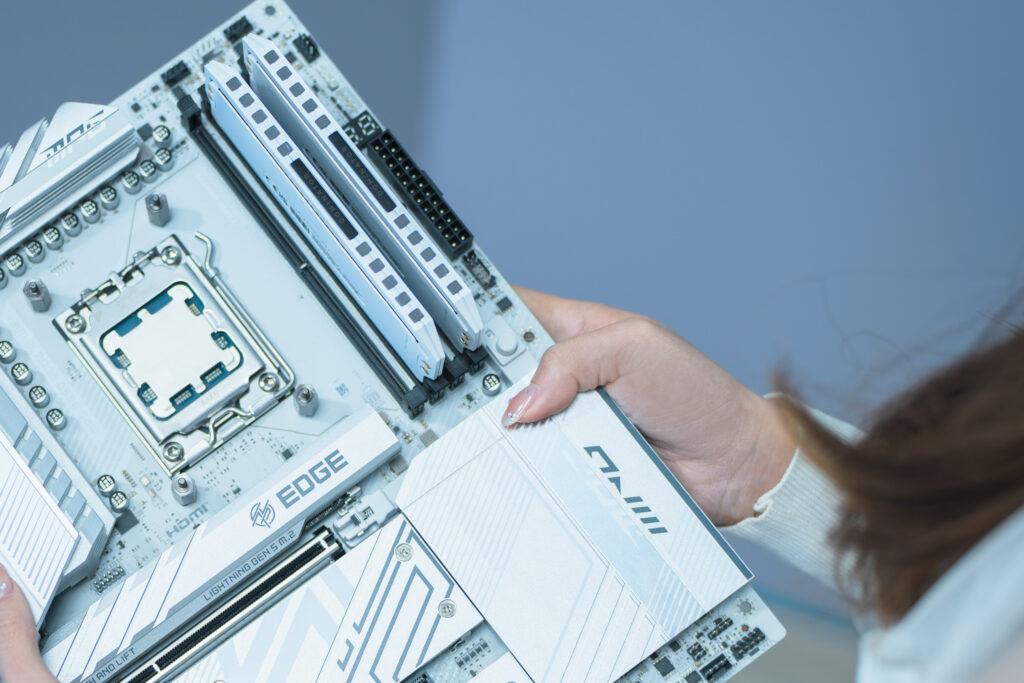MSI-White-PC-build-with-NekotaAshu_ezy-pcie-release-botton