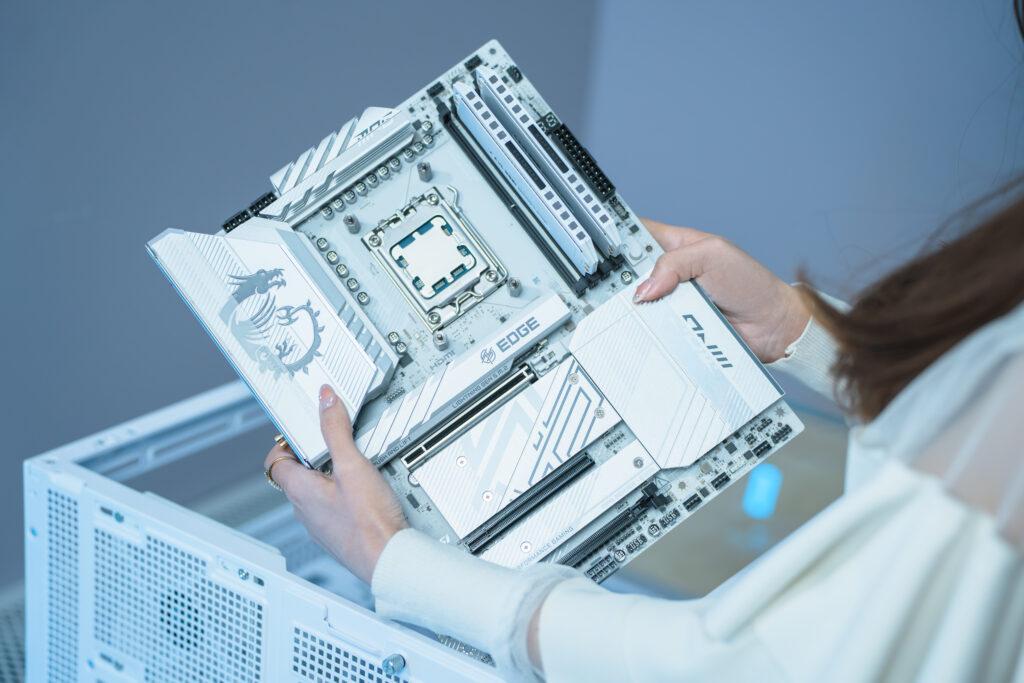 MSI-White-PC-build-with-NekotaAshu_holding-motherboard