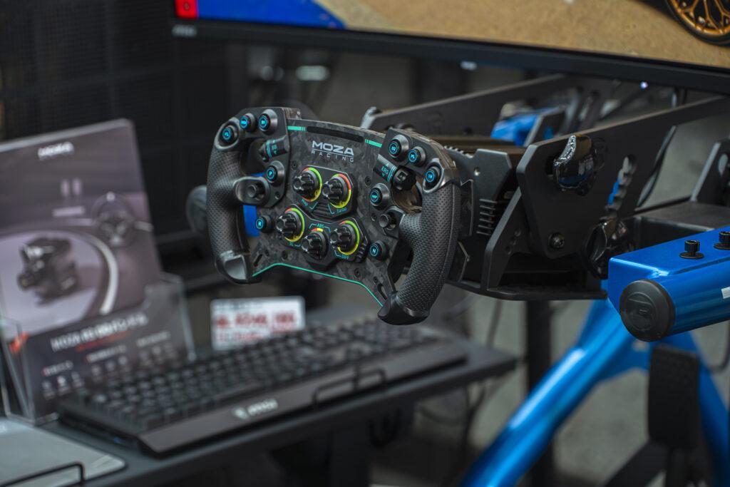 「カスタムPCショールーム 2025」レーシングゲーミングルーム
