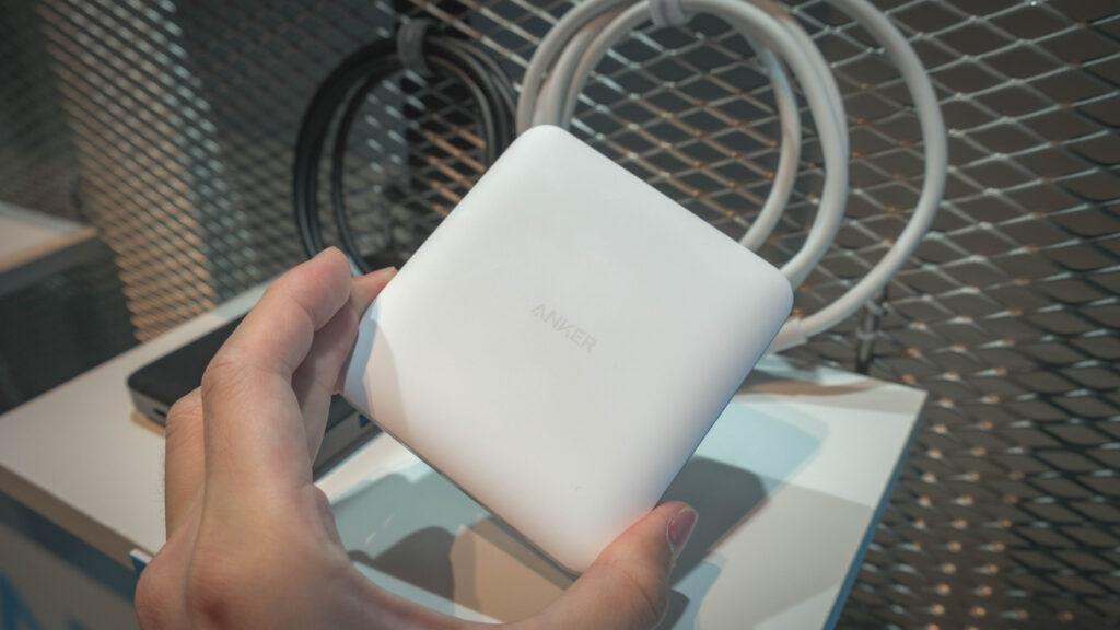 AnkerNanoChager130Wを手に持ったところ