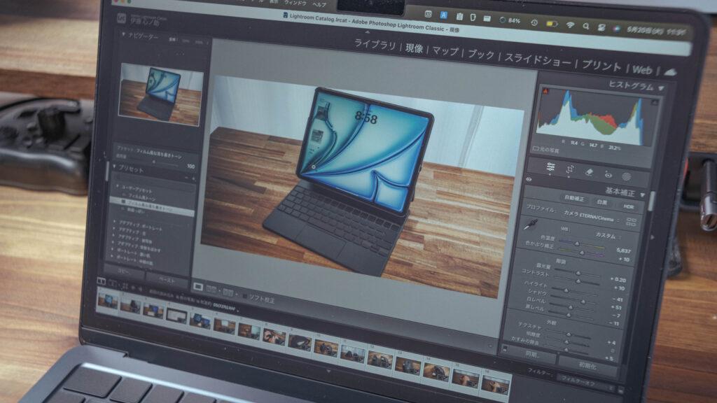 MacBookで編集している様子