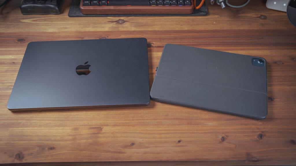 MacBookとiPadを並べた様子