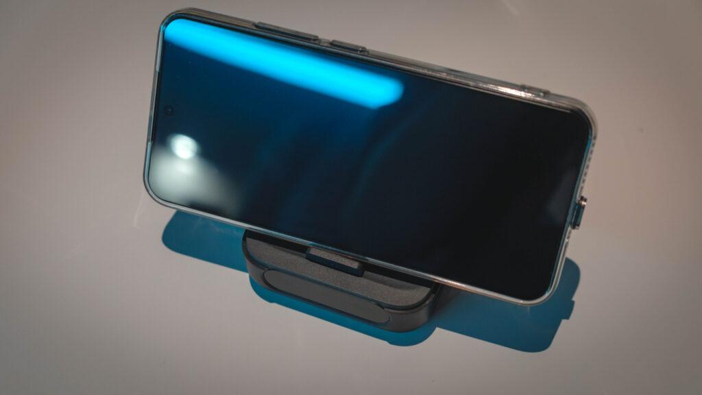 スマホスタンドとして使用している様子