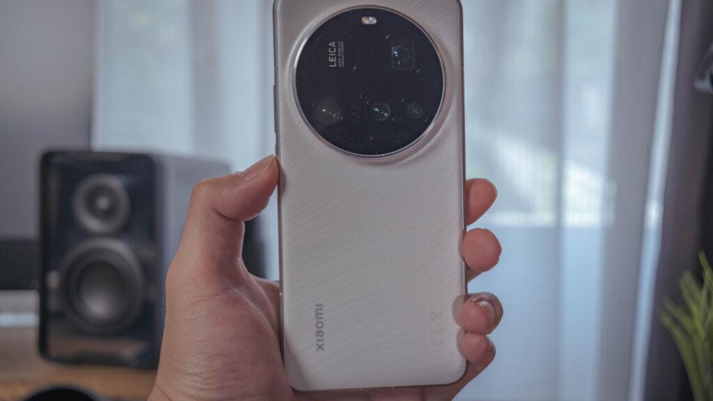 Xiaomi 15 Ultraはギリギリ片手で持ってるところ