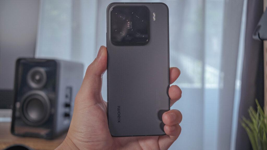 Xiaomi 15を片手でもっているところ