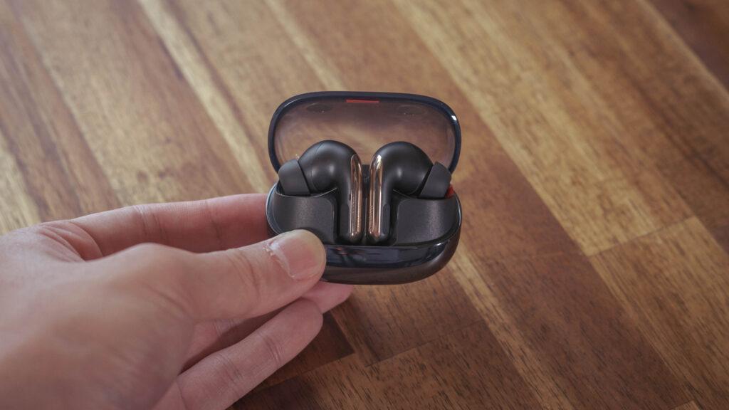Xiaomi Buds 5 Proの蓋を開け手で持っているところ