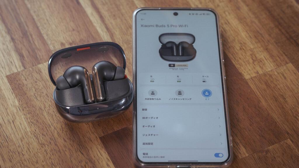XiaomiBuds5Proとスマホ設定画面を並べている画像