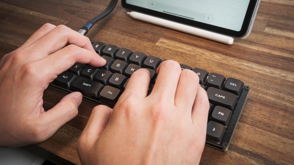 コンパクトなキーボードを使っている様子