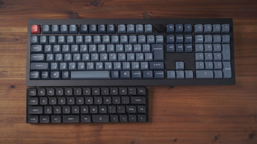 上がKeychron V6 Max、下がR47Go