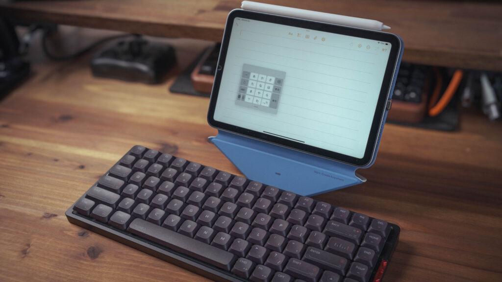 iPad miniとキーボードを使っている様子