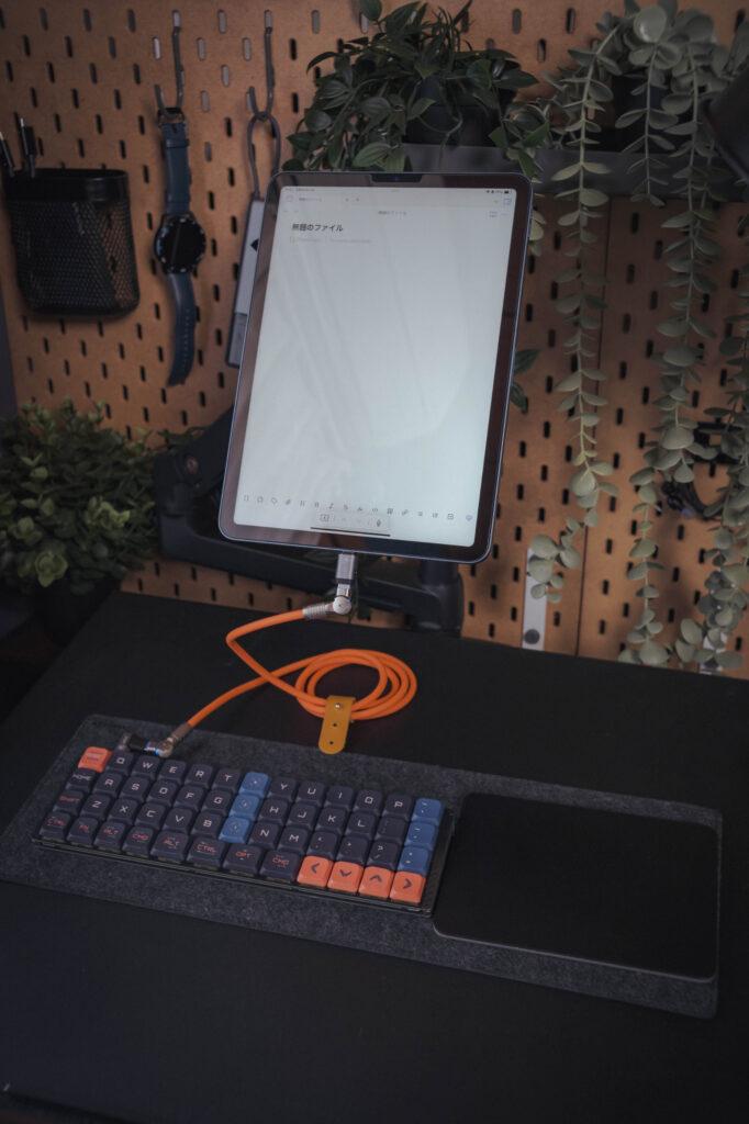 モニターアームとMagfloでiPad Airを固定している様子