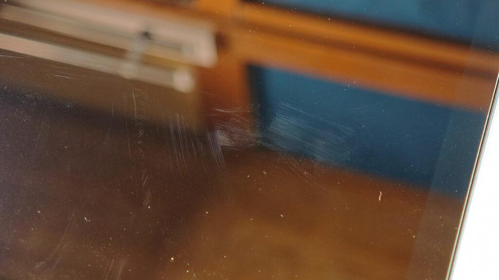 画面をオフにすると指紋が目立つ様子