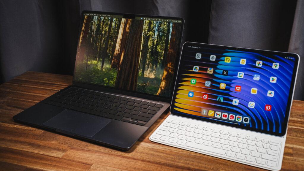 MacBook Air 13インチとXiaomi Pad 7が並んでいる様子