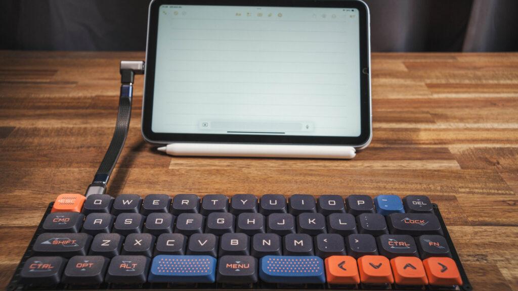 iPad miniとキーボードが接続されているところ