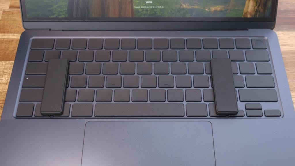 ノートパソコンのキーボードと干渉しないためのグッズ