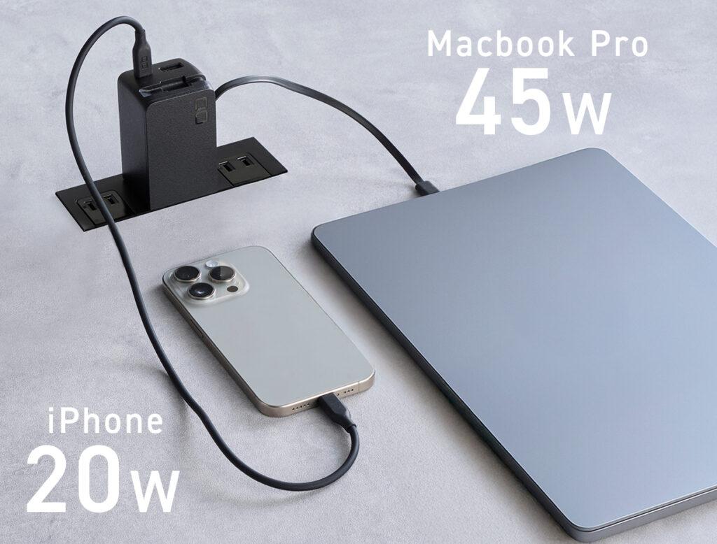 ノートパソコンとスマホを同時充電している様子