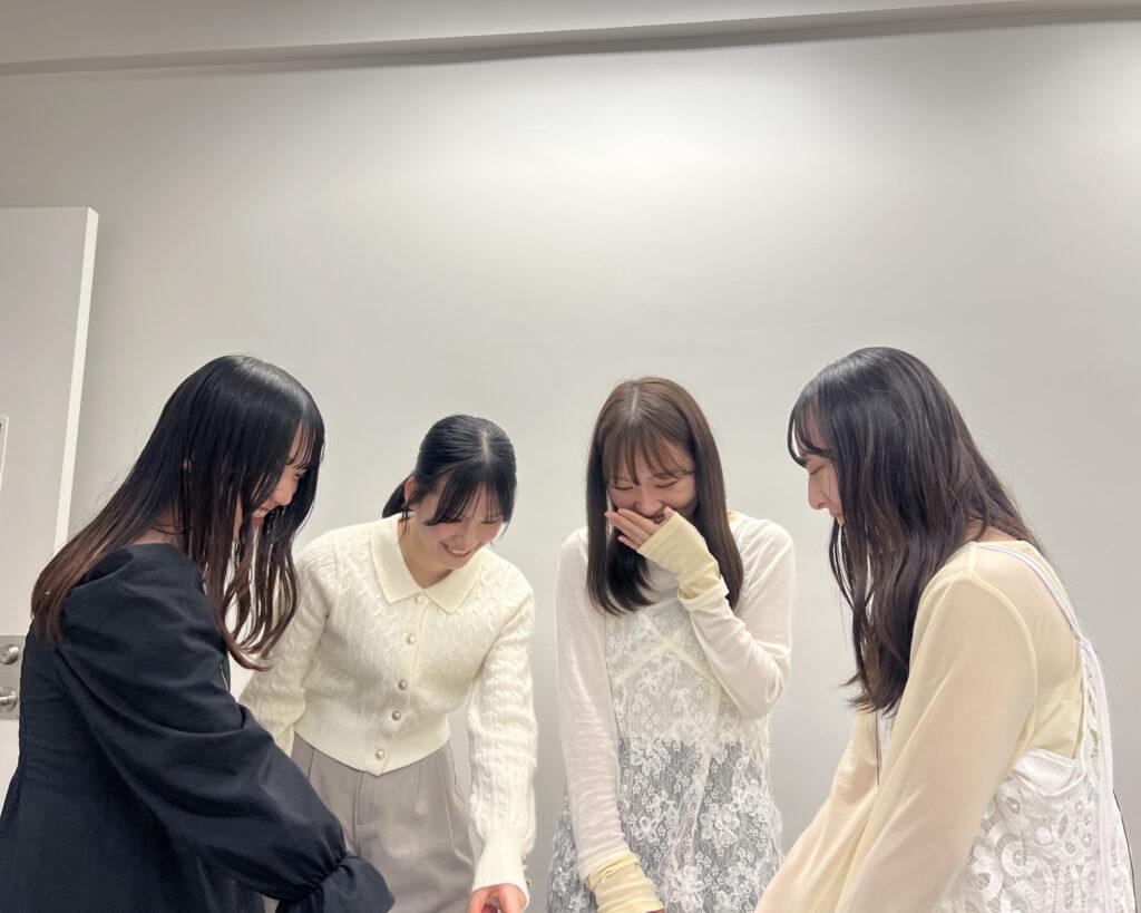 学生たちが打ち合わせしている様子