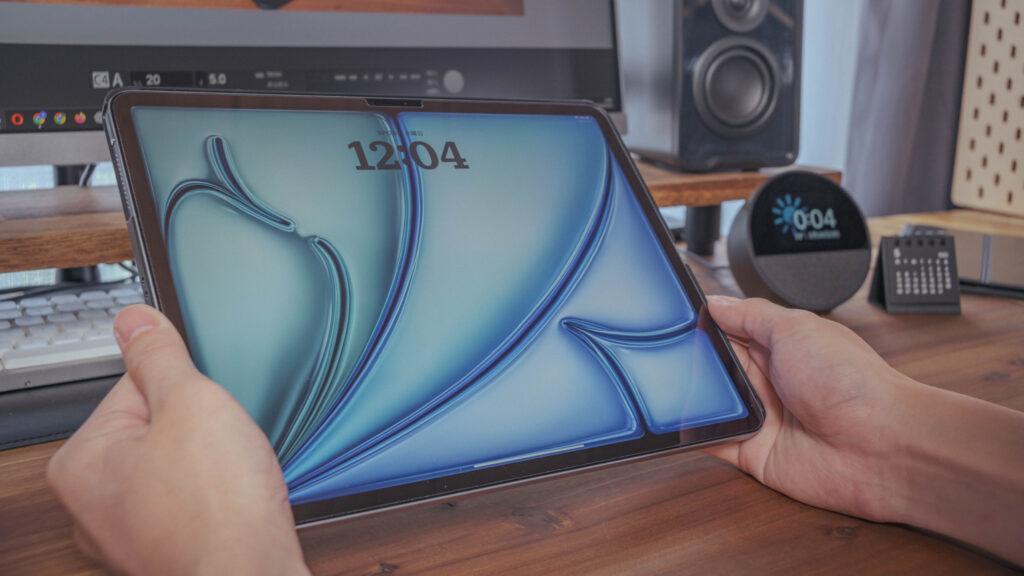 iPad13インチを手に持っているところ
