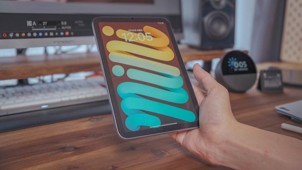 iPad mini を手に持っているところ
