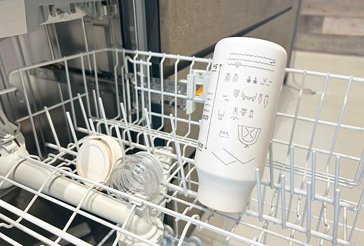 食洗機で洗う様子