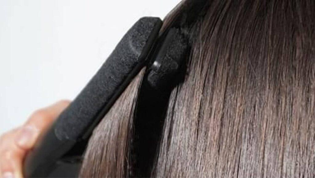 ヘアアイロンを当てている様子
