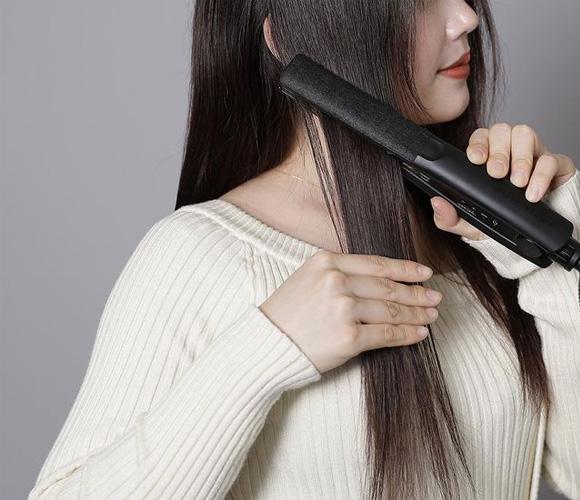ヘアアイロンを当てている様子
