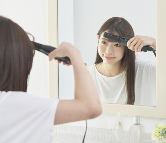 前髪にアイロンを当てている様子