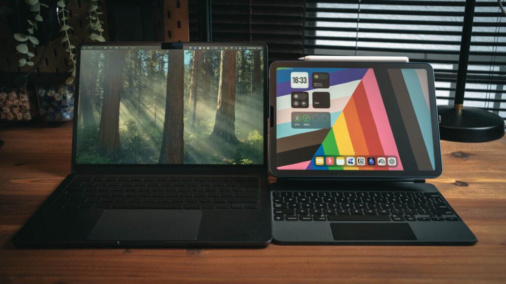 MacBookとiPadを並べている画像