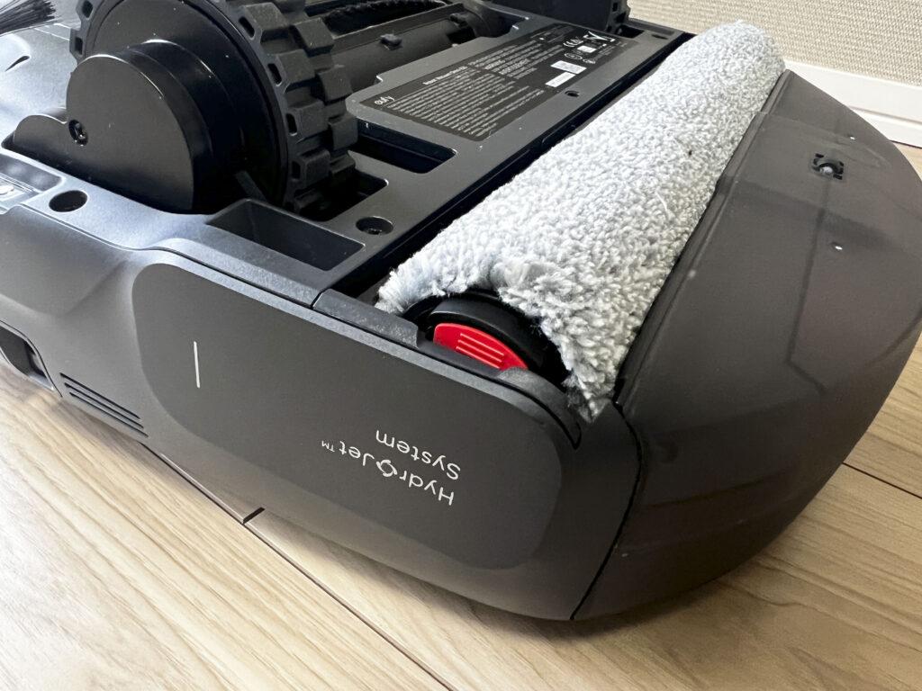 「Eufy Robot Vacuum Omni E25」の水拭き用ローラー型モップ。赤いボタンで外すことが可能。