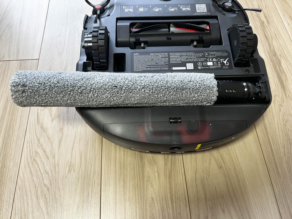 「Eufy Robot Vacuum Omni E25」の水拭き用ローラー型モップ。横から引き抜く形。