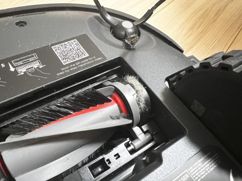 「Eufy Robot Vacuum Omni E25」のメインブラシの端に埃が溜まっている様子