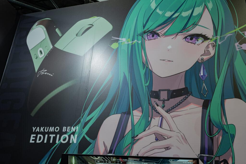 TGS2025　GALLERIAブース、初公開されたぶいすぽっ！コラボゲーミングマウス、「VSPO!GEAR」第三弾となるゲーミングマウス　八雲べにモデル