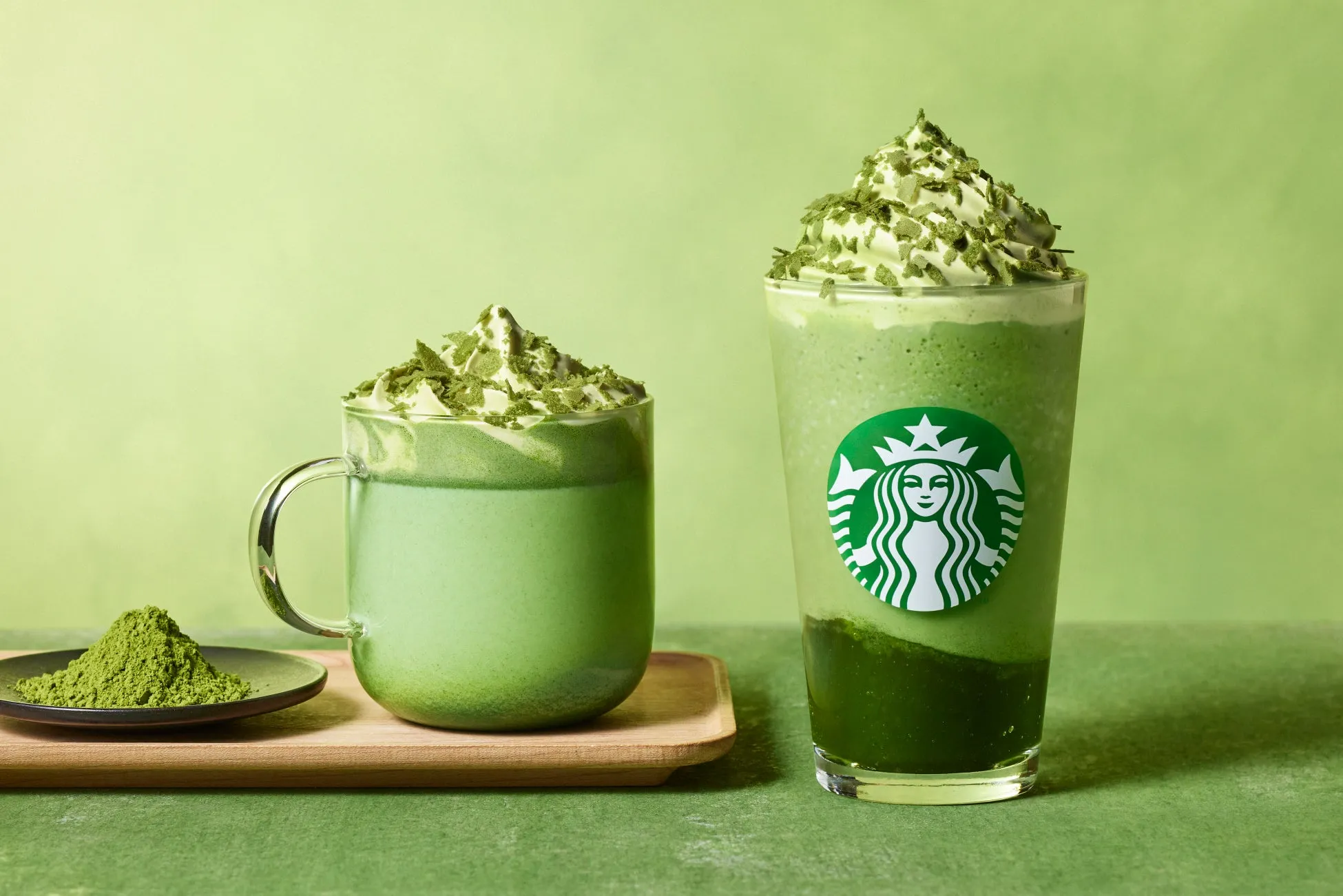 抹茶ドリンクと抹茶パウダーの画像