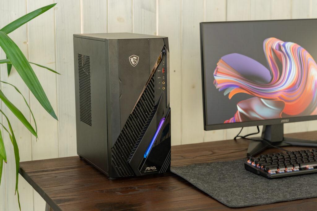 本体サイズは168 × 323 × 369 mm(W × D × H)といわゆるミニタワーに該当するため、その名の通り”デスクトップ”しても問題ないはずだ。