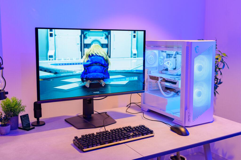 斜めから見た液晶「MSI MAG 321UP QD-OLED X24」の画像