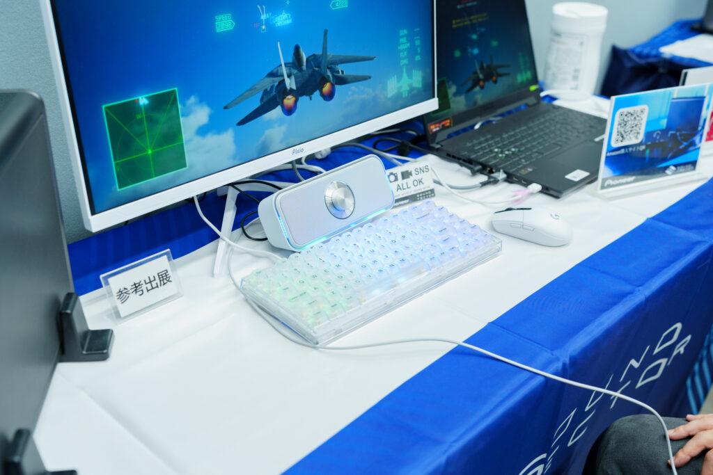 画像中央、キーボードとモニターの間にあるのが「TQ-FG3000」。キーボードよりも小さいサイズながら想像以上に広い音場を実現してくれる。