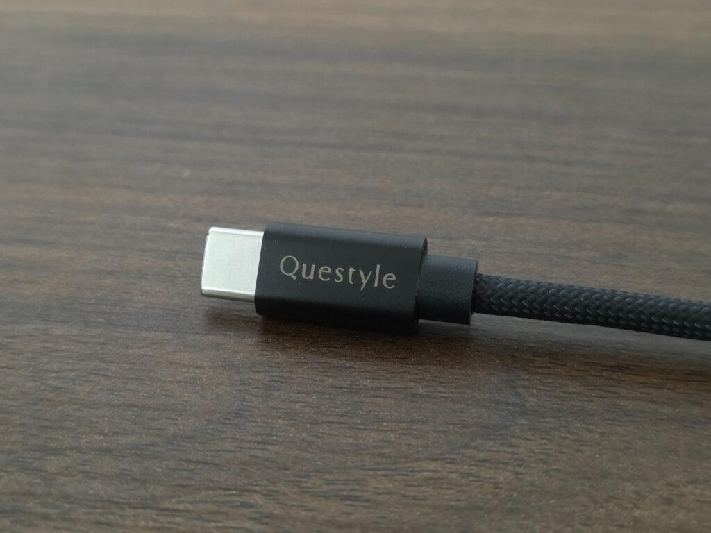 USBケーブルに印字されているQuestyleロゴ