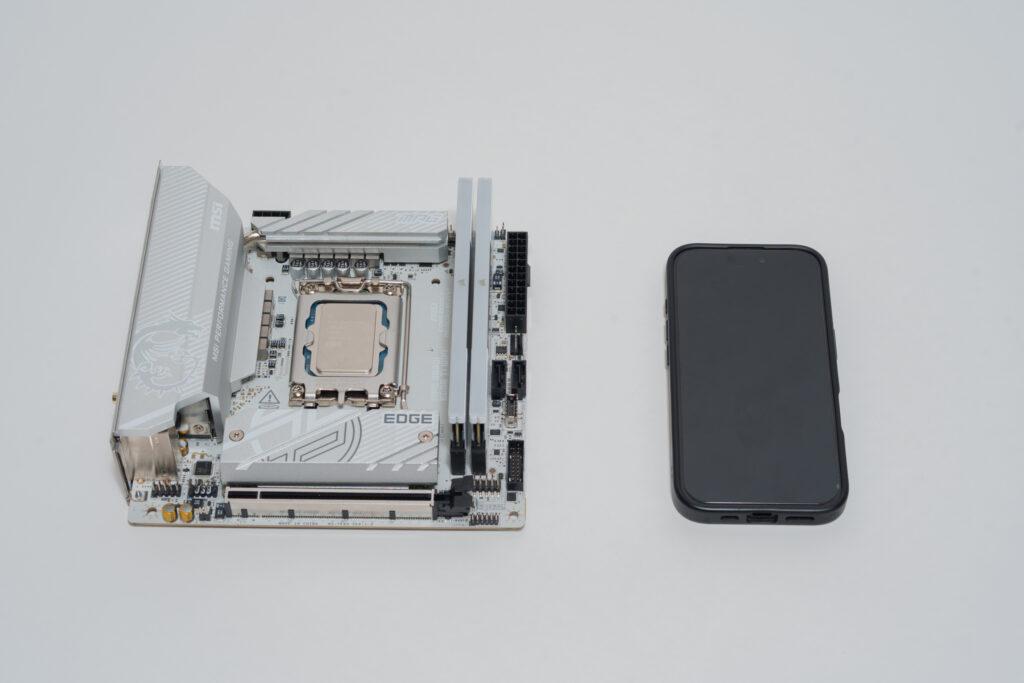 CPU、メモリ、SSDを組み込んだ状態。