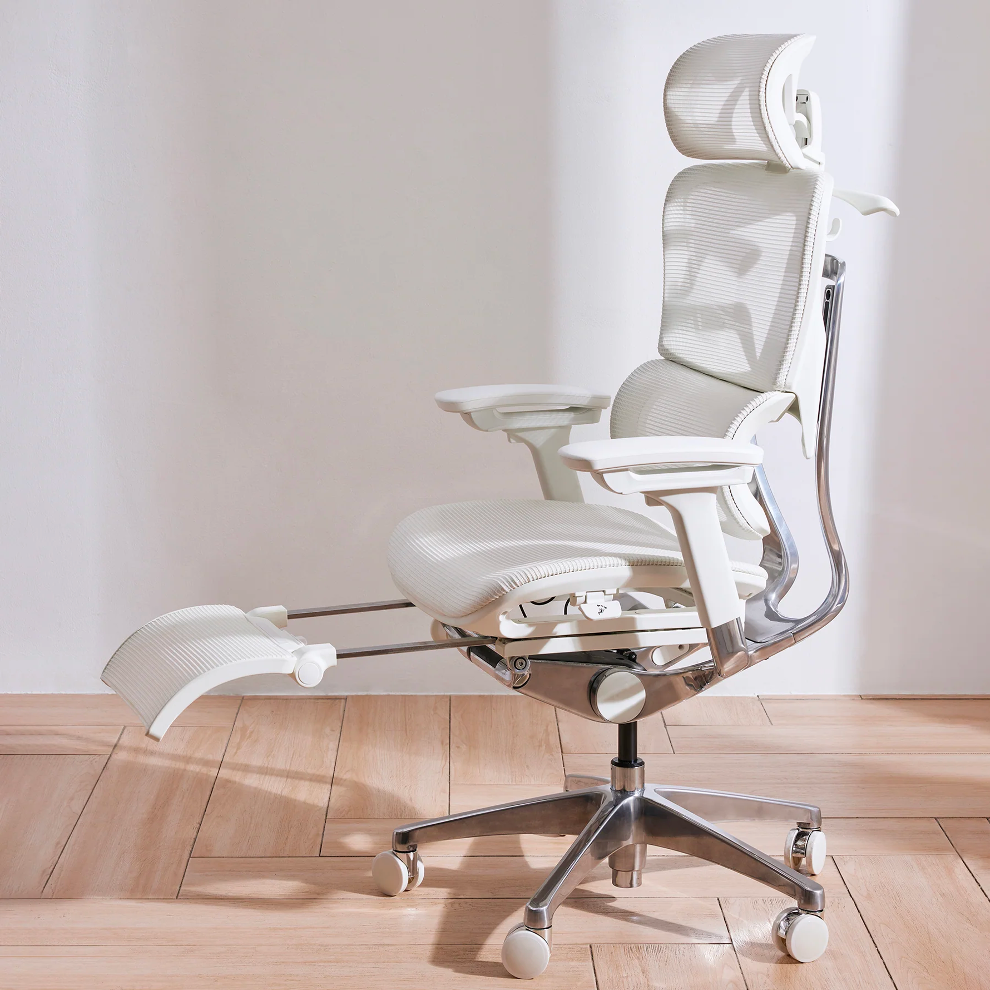 COFO Chairシリーズの新色ホワイトを予約開始