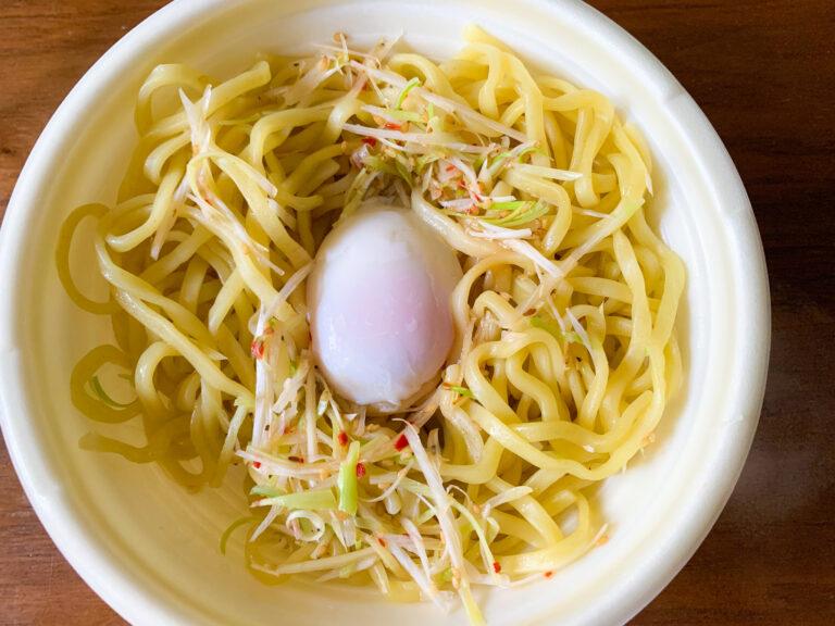 セブン-イレブンの「たまごかけ中華まぜそば」を実食レビュー！シンプルな見た目で、ボリュームを感じる中華まぜそば