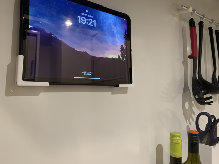 山崎実業の「マグネットタブレットホルダー タワー」はキッチンでの電子機器利用にオススメ