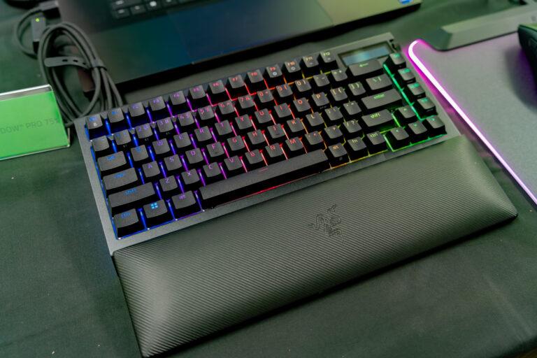 RazerからOLEDディスプレイ搭載の75%メカニカルゲーミングキーボード「RAZER BLACKWIDOW V4 PRO 75%」が登場！9月24日発売で価格は49,880円