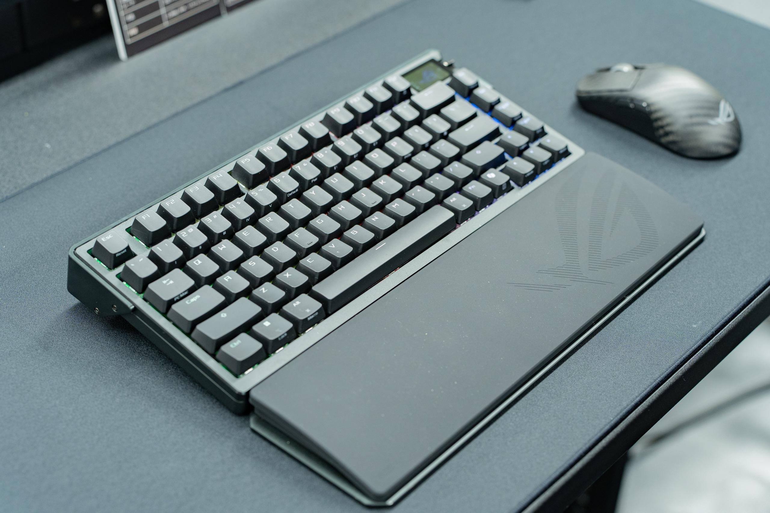 卓越したクオリティのゲーミングキーボード「ROG AZOTH EXTREME」。無線なのに8,000Hzのポーリングレートを実現