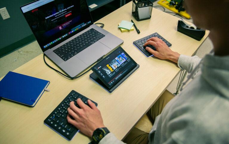タッチディスプレイ付きの左右分離キーボードが登場！自由度の高いタイピング体験ができそう